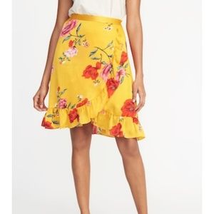 NWT Pretty Yellow Floral Skirt and 🌹